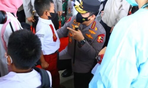 Tinjau Vaksinasi Serentak se-Indonesia, Kapolri Ingatkan Syarat Wajib Laksanakan PTM 100 Persen