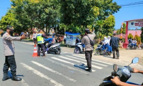 Demi Kenyamanan, Kapolsek Lais Beserta Anggota Atur Lalu Lintas Depan SMPN Kec. Lais.
