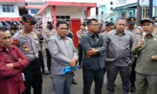 Pihak DPRD BU Sambut Hangat Kedatangan Para Massa Pendemo PT. BRS.