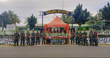 Bulan Penuh Berkah, Koramil 407-01/Pondok Kelapa Berbagi Takjil Kepada Para Pengguna Jalan