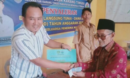 Pemdes Karang Tinggi Bagikan BLT-DD Tahap Ke-2 TA 2023 Kepada 48 KPM.