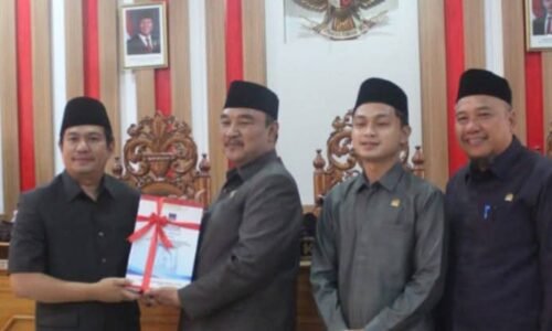 Rapat Paripurna DPRD BU Dengan Agenda Penyampaian Jawaban Resmi Dari Pihak Eksekutif