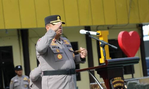 Kapolres Bengkulu Utara AKBP Eko Munarianto, S.I.K Pimpin Upacara Sertijab di Halaman Mapolres BU