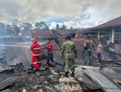 Sinergi TNI-Polri, Damkar & Masyarakat Padamkan Kebakaran Yang Melanda Pasar Unit 5 Padang Jaya