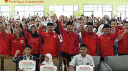 Bupati Sekaligus Ketua DPC PDI-P Bengkulu Utara ‘Arie Septia Adinata, SE’ Serahkan Bantuan PIP Ke Para Siswa Penerima