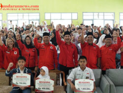 Bupati Sekaligus Ketua DPC PDI-P Bengkulu Utara ‘Arie Septia Adinata, SE’ Serahkan Bantuan PIP Ke Para Siswa Penerima