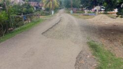 Jalan Menuju Desa Komring di Merigi Sakti Rusak Parah, Warga Minta Pemda Segera Turun Tangan,