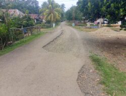 Jalan Menuju Desa Komring di Merigi Sakti Rusak Parah, Warga Minta Pemda Segera Turun Tangan,